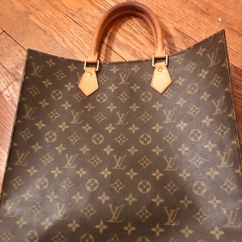 Authentic 🕵️‍♀️ Louis Vuitton Sac Plat - Classic
